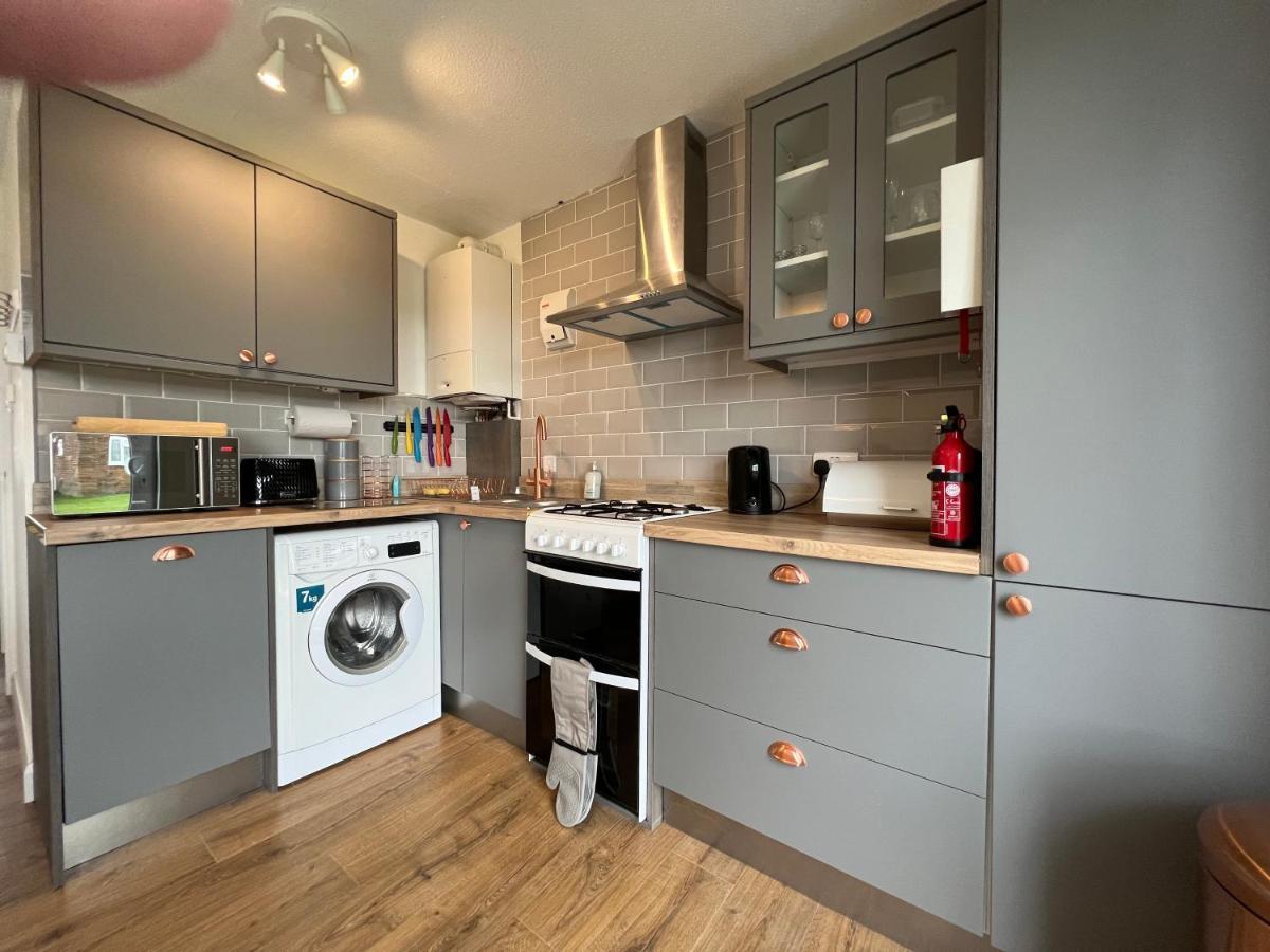 Chine Cottage Self-Catering Coastal Bungalow In Rural West Wight Freshwater Buitenkant foto